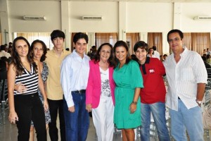 Viúva do homenageado Cortez Pereira, Aída Cortez, com filhos e netos, e a prefeita de Natal Micarla de Sousa, uma das 39 premiadas