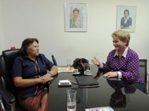 Fátima e Wilma na sala ilustrada pelas fotos da presidente Dilma e da deputada petista